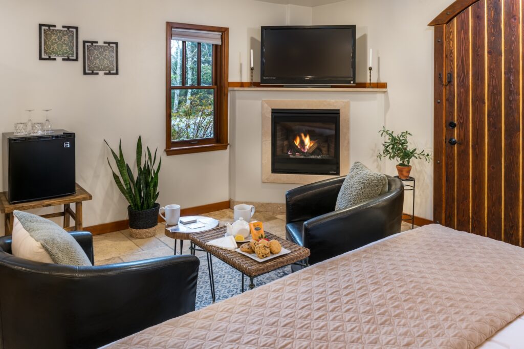 Beautiful room with a big bed and a fireplace, the ideal homebase for your Oregon Coast Vacation